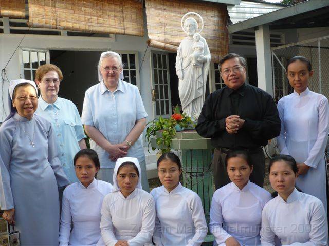 0075 met pr. Minh in het vormingshuis.JPG